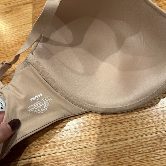 SKIMS Fits Everyone T-Shirt Nude Bra - Picture 4 of 6